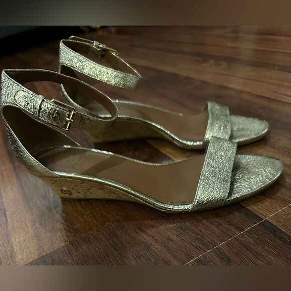 TORY BURCH Elegant Gold Ankle Strap Sandals SIZE 7.5 - Picture 3 of 9